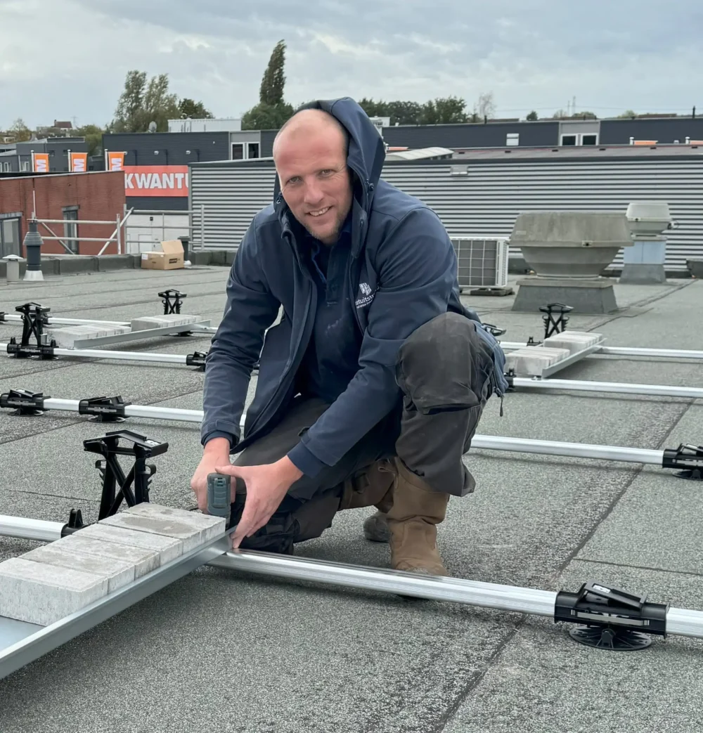 Installateur Zonnepanelen Alwin op het dak